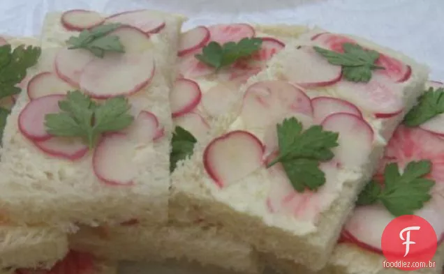Sanduíches de chá de rabanete, salsa e manteiga de limão