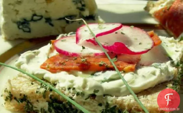 Sanduíches de queijo azul, salame e rabanete