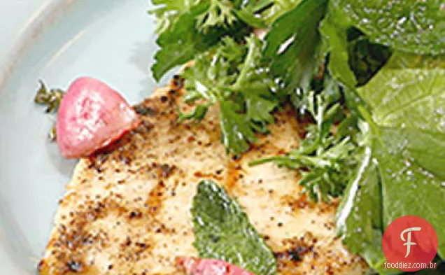 Frango grelhado Paillards com salada de ervas e rabanetes salteados