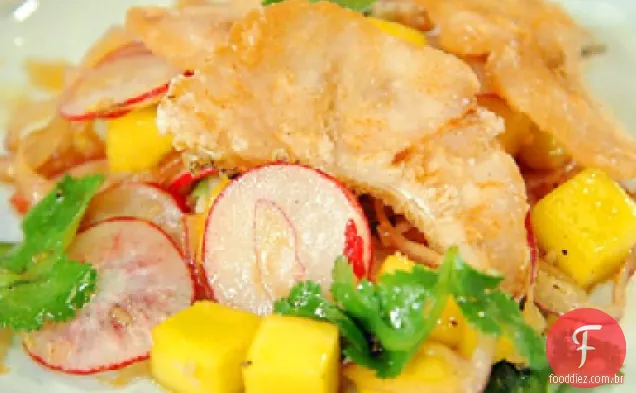 Salada de peixe crocante com cebola roxa, manga e vinagrete de soja e limão