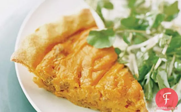 Torta de batata Andouille e doce com salada de maçã picante