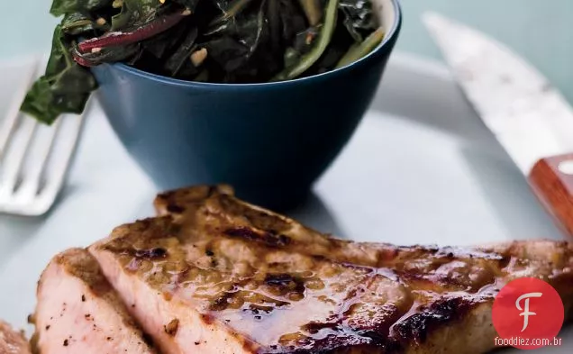 Costeletas de porco grelhadas com anchovas e acelga suíça