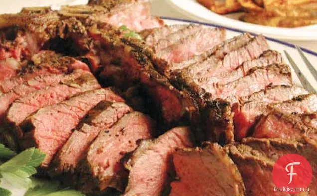 Simplesmente ótimo bife com batatas fritas grelhadas