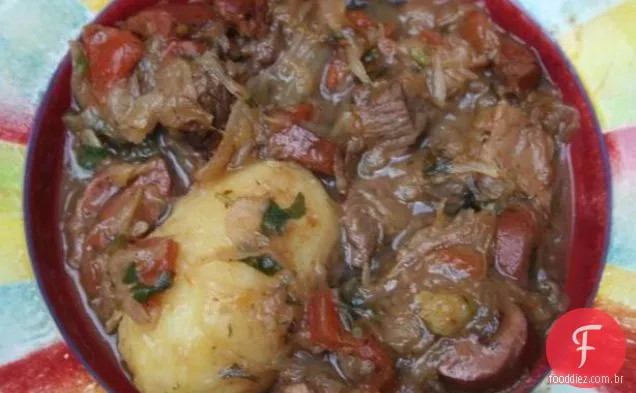 Peixe assado com batatas, cebolas, açafrão e páprica