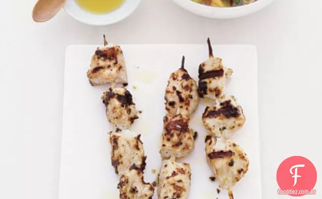 Kebabs de frango com salada de grão de bico