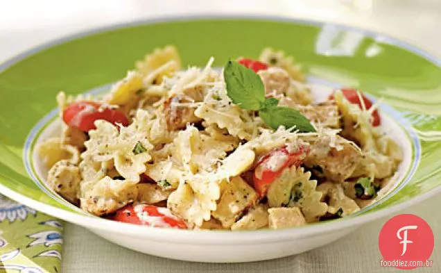 Frango grelhado e pesto Farfalle