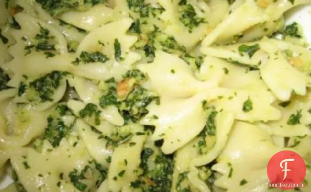 Pesto De Manjericão Farfalle Com Pinhões Torrados