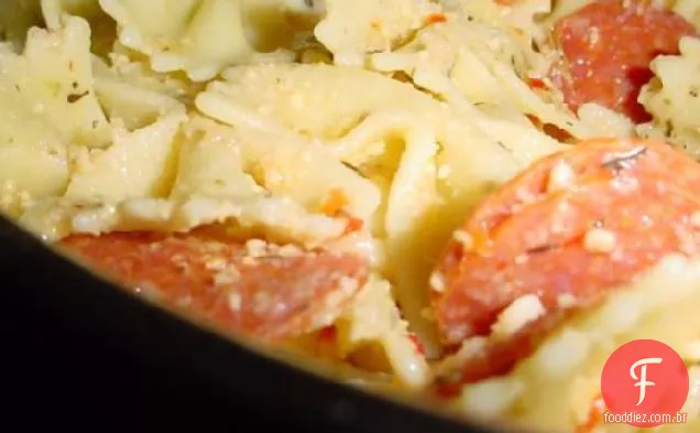 Salada Da Massa Do Pepperoni Do Laço