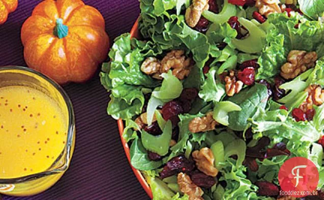 Salada verde com aipo, nozes e Cranberries