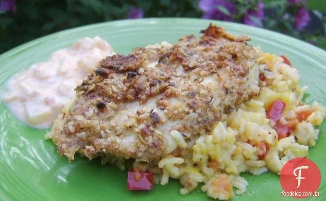 Frango crocante de noz de macadâmia sobre Paella de frutas tropicais