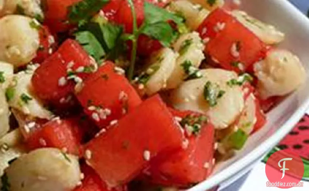 Salada de melancia e sementes de gergelim
