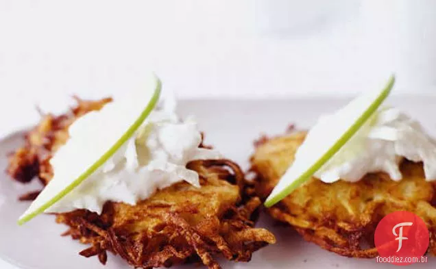 Raiz de aipo-panquecas de batata com creme azedo de maçã verde
