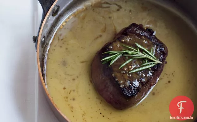 Bifes de lombo de carne com Gratinado de raiz de aipo