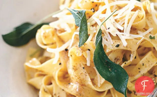 Fettuccine com manteiga marrom e sálvia