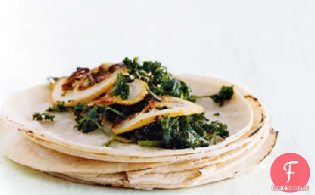 Tacos macios com salsa frita e limão
