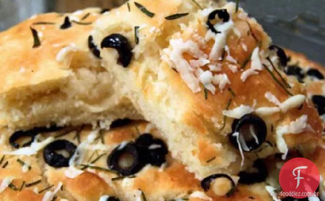 Focaccia Pão Herbed Com Azeitona Preta E Alecrim Fresco