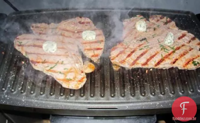Bife com manteiga de queijo azul