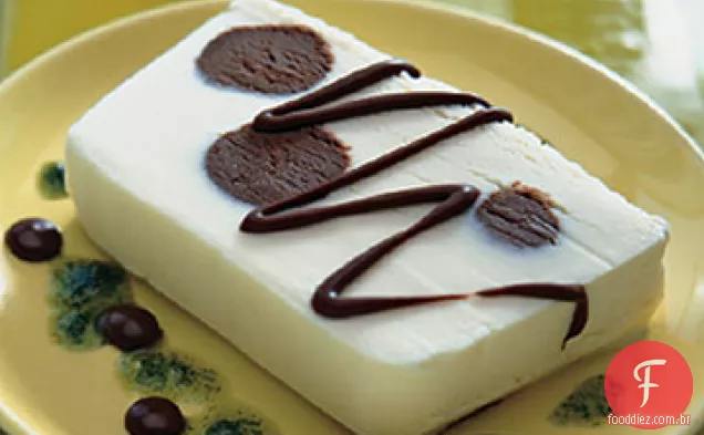 Menta-Trufa sorvete terrina com molhos de menta e Chocolate