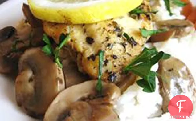 Frango com limão assado com molho de cogumelos