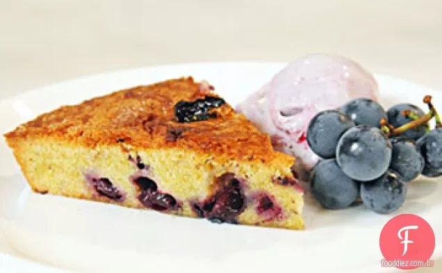 Bolo de manteiga marrom pistache com uvas Concord