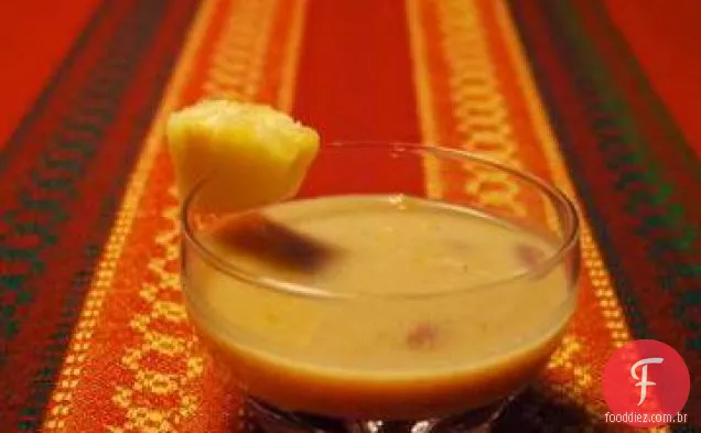 Sopa de frutas e creme temperada