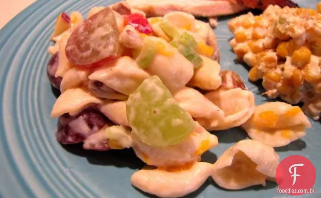 Macarrão e Salada De Frutas De Nogueira preta