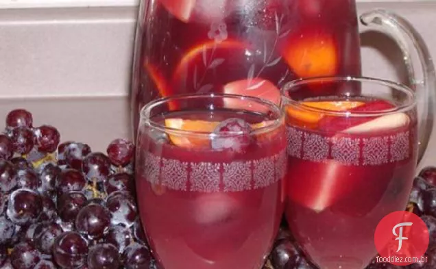Sangria frutada com um chute