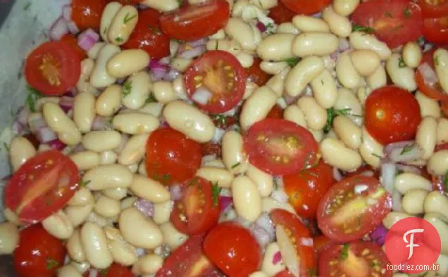 Salada de tomate com feijão branco e uva
