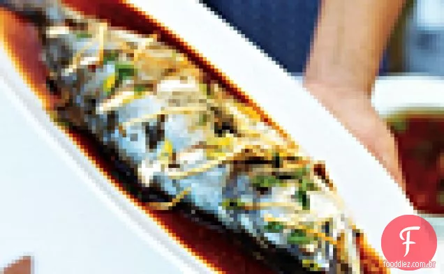 Peixe cozido no vapor com cebolinha e gengibre