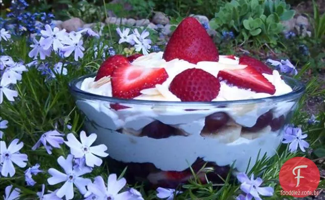 Salada em camadas de frutas e creme