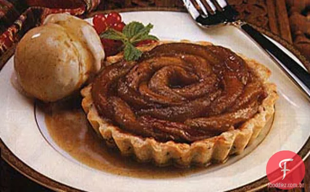 Tortinhas de maçã e cominho com sorvete de canela e molho de cidra-caramelo