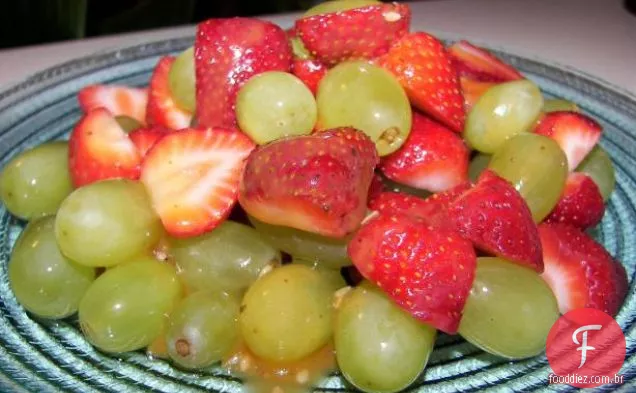 Salada de morango e uva