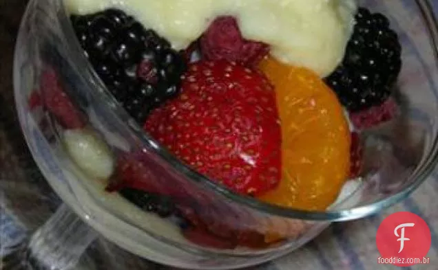 Fruta Fresca Com Molho De Creme De Baunilha