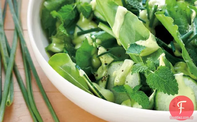 Salada verde Torta com molho de abacate
