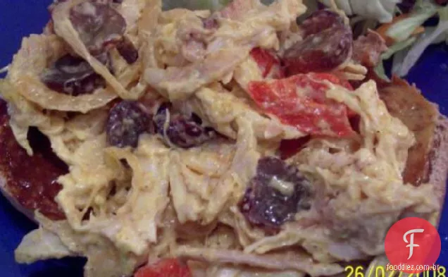 Salada de frango com curry com uvas e pimentas vermelhas