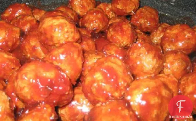 Aperitivo Geléia De Uva e molho de pimenta almôndegas ou Lil Smokies