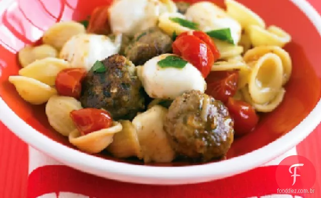 Macarrão com almôndegas de peru e Bocconcini