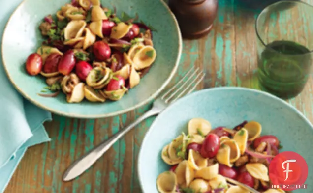 Macarrão com salsicha e uvas vermelhas