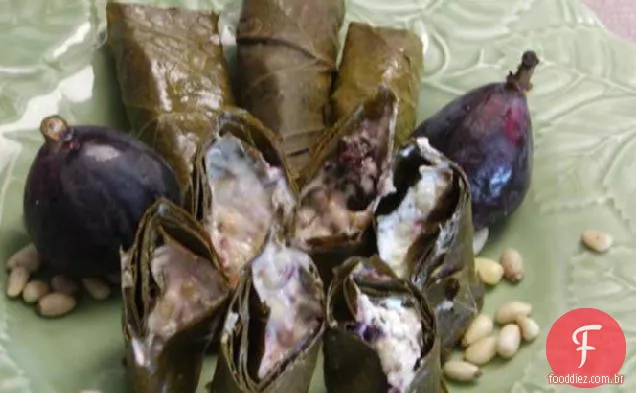 Folhas de uva recheadas com queijo de cabra e figos