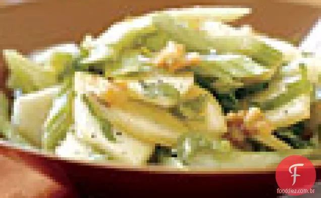 Salada de maçã verde e aipo com nozes e vinagrete de mostarda