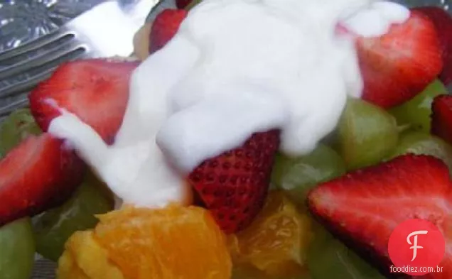 Salada De Frutas Frescas Com Iogurte De Baunilha Com Mel