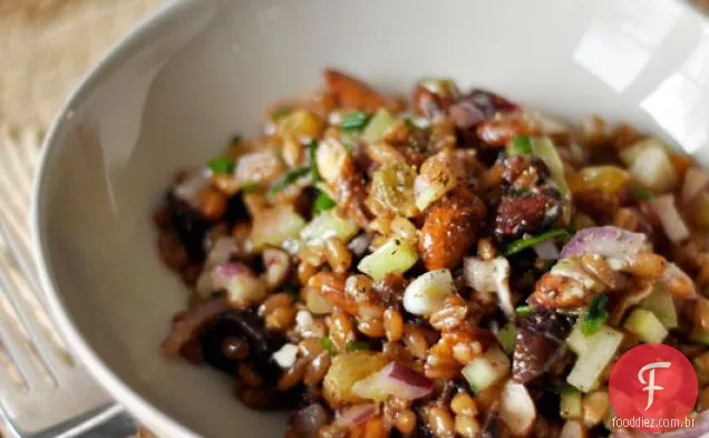 Salada De Baga De Trigo De Inverno Com Figos E Cebola Roxa