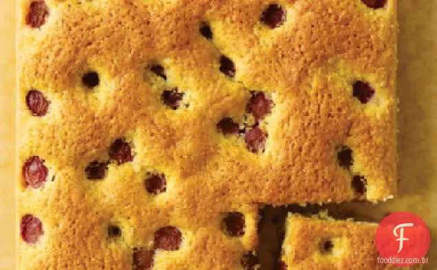 Bolo de azeite com uvas vermelhas