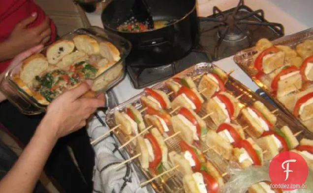 Mussarela grelhada e espetos de tomate