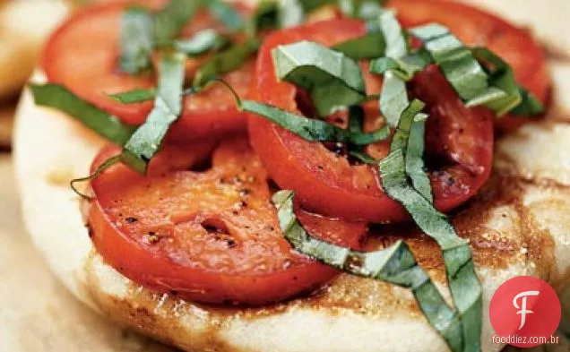 Pão achatado grelhado com tomate e manjericão
