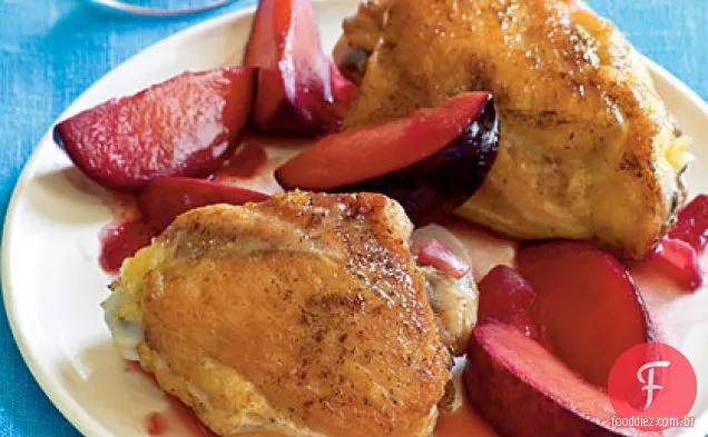 Coxas de frango assadas com ameixas
