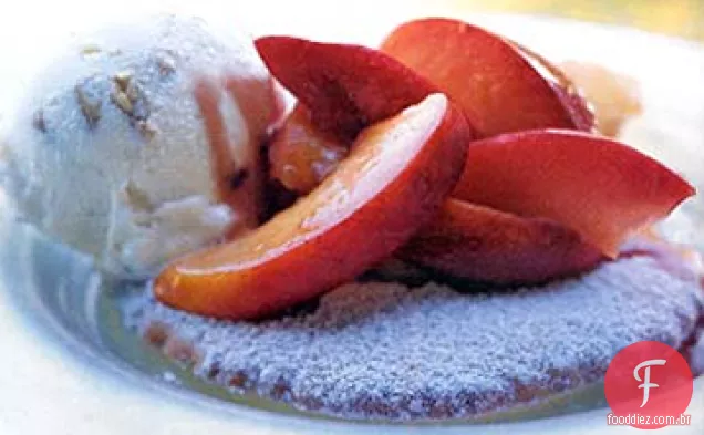 Fubá-Sundaes de biscoitos com frutas quentes