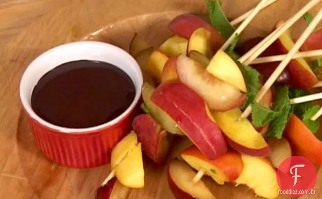 Espetos de frutas com molho de chocolate