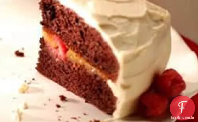 Bolo De Cetim Vermelho com pêssegos e framboesas