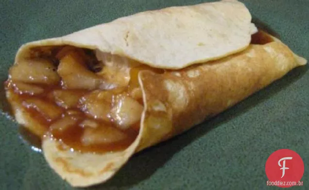 Crepes cheios de maçã e mel